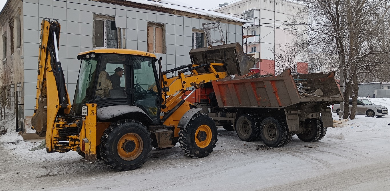 Уборка и вывоз строительного мусора, ТБО с помощью экскаватора и самосвала в Курманаевке